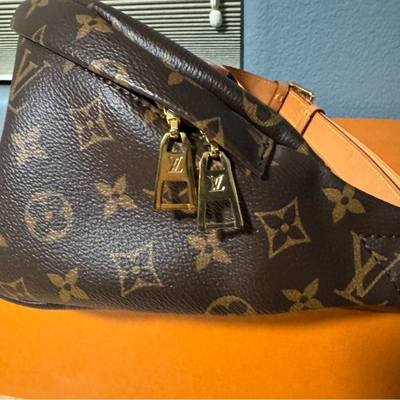 Louis Vuitton Bumbag - Picture 2 of 11
